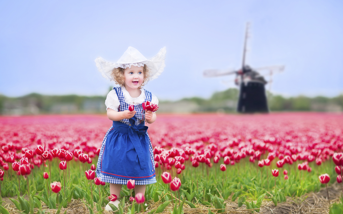 Kind im Tulpenfeld, Niederlande
