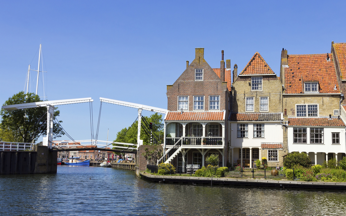 Gracht im kleinen Städtchen Enkhuizen, Niederlande