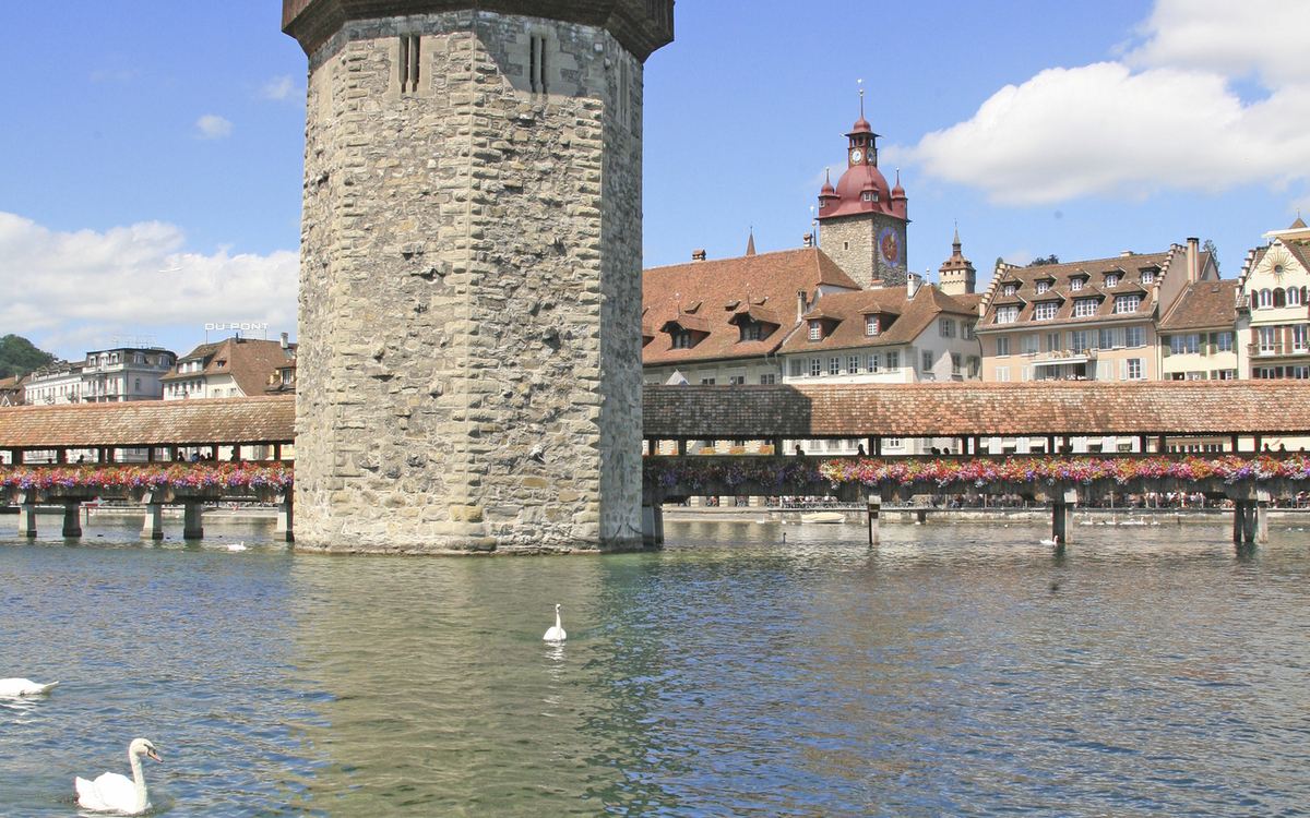 Kapellturm und Kapellbrücke in Luzern, Schweiz