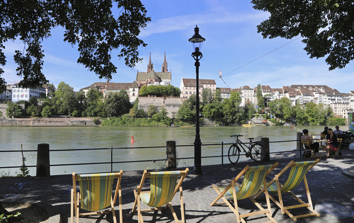 Rheinpromenade mit Blick auf Münster, Basel, Schweiz