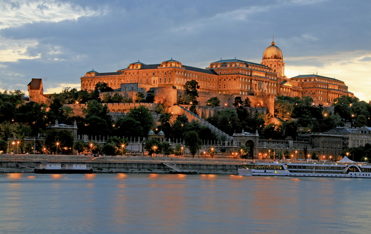 Burgpalast in Budapest während des Sonnenuntergangs, Ungarn