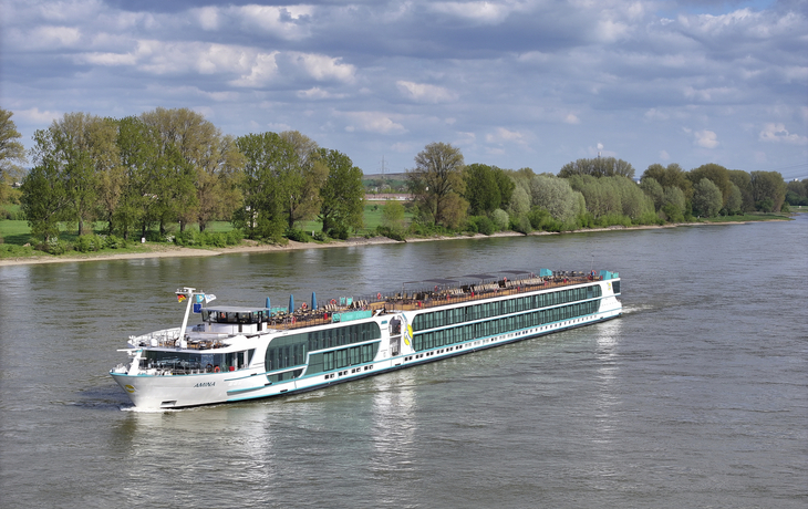 MS Amina auf dem Rhein