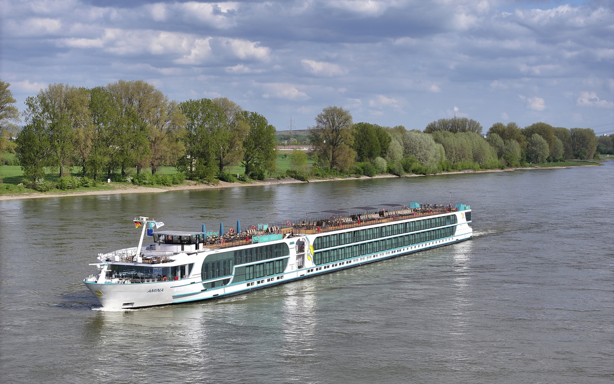 MS Amina auf dem Rhein