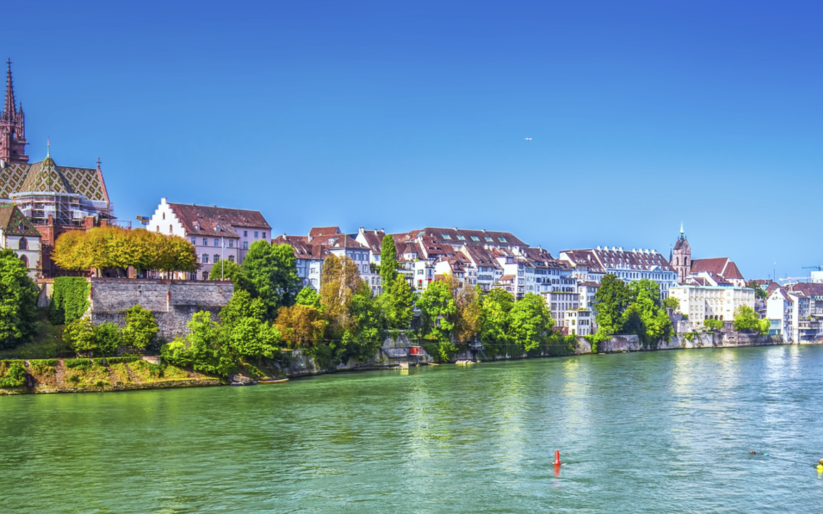 Skyline von Basel mit dem Rhein im Vordergrund