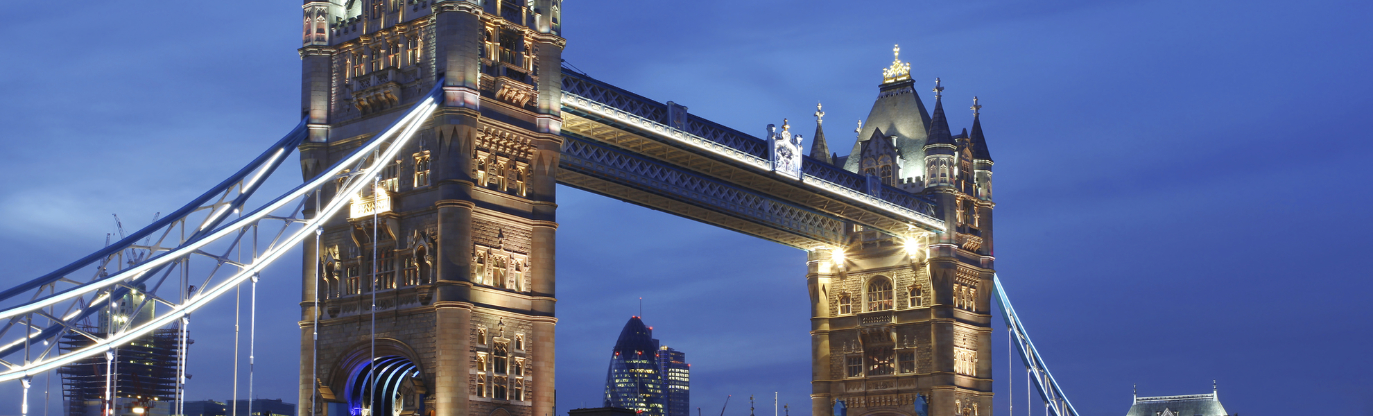 Tower Bridge bei Nacht in London, England