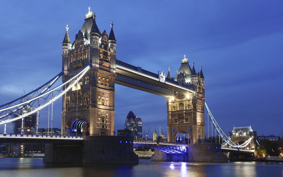 Tower Bridge bei Nacht in London, England