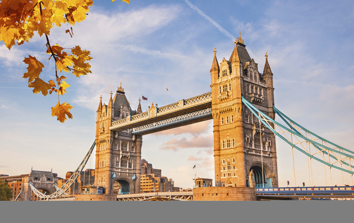 Die Tower Bridge führt über die Themse, England