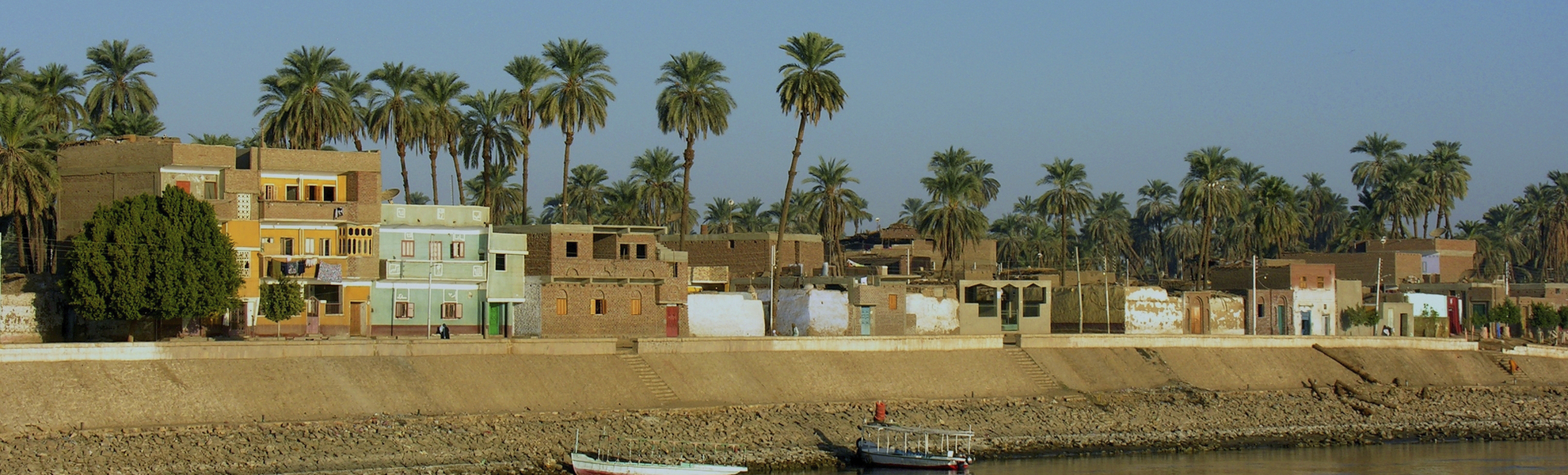 Stadt am Nilufer in Ägypten vor idyllischer Nillandschaft