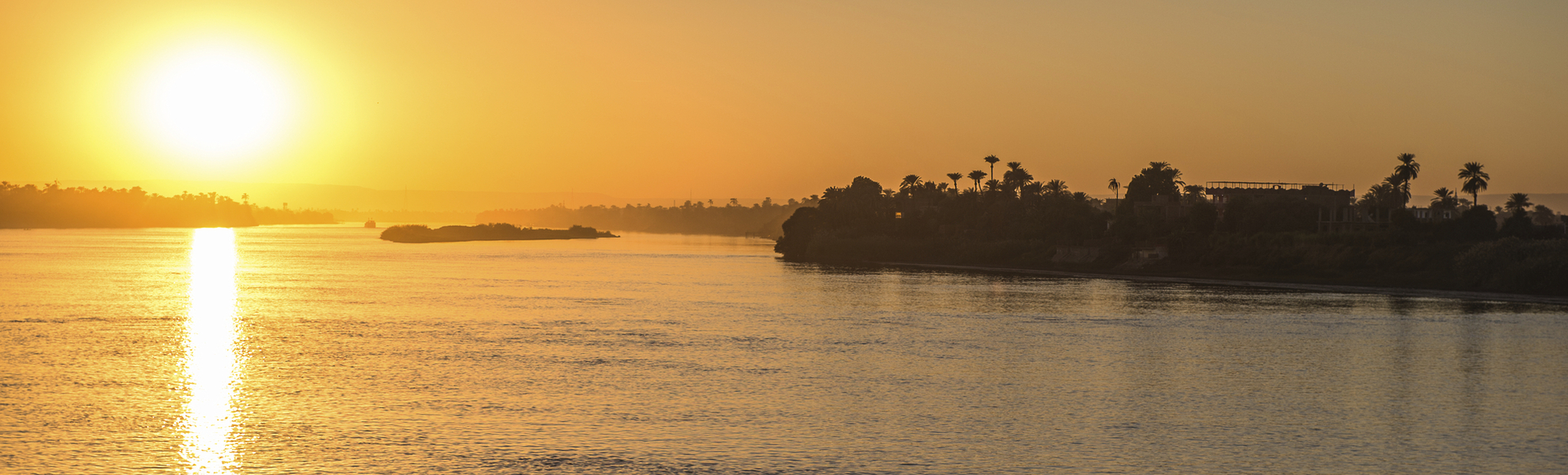 Sonnenuntergang über dem Nil in Ägypten