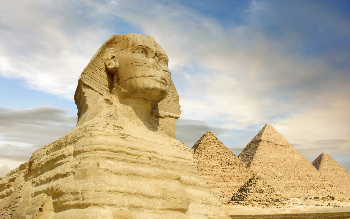 Große Sphinx von Gizeh vor den Pyramiden von Gizeh in Ägypten