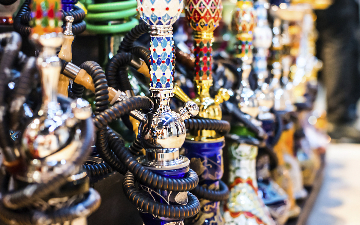 Aneinandergereihte bunte Shishas in Ägypten