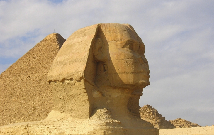 Sphinx vor den Pyramiden von Gizeh in Ägypten