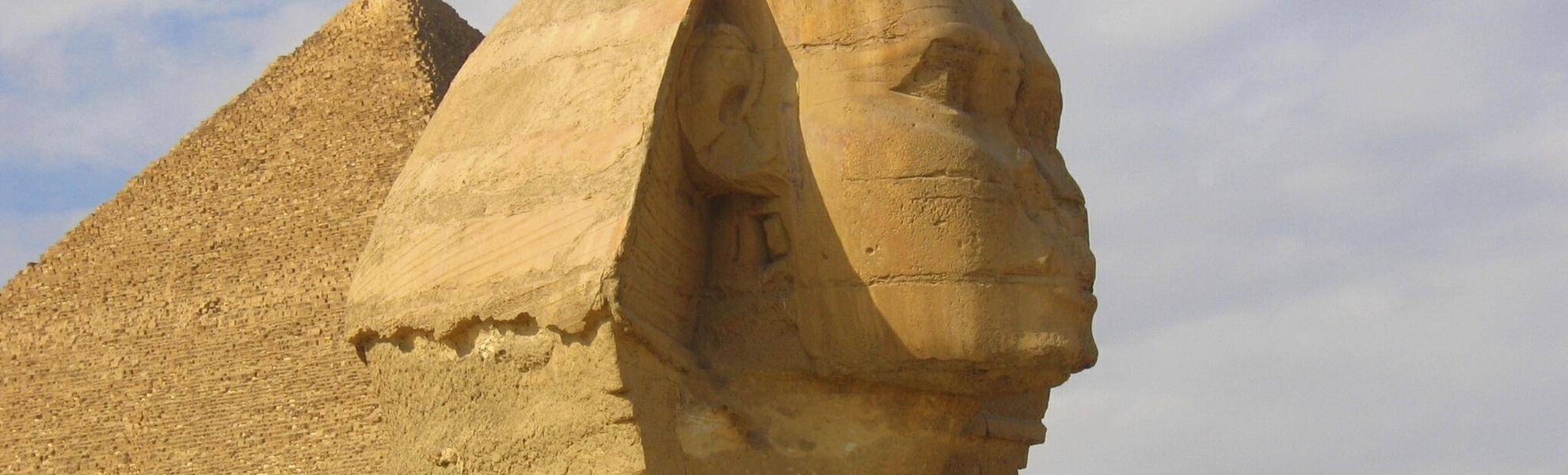Sphinx vor den Pyramiden von Gizeh in Ägypten