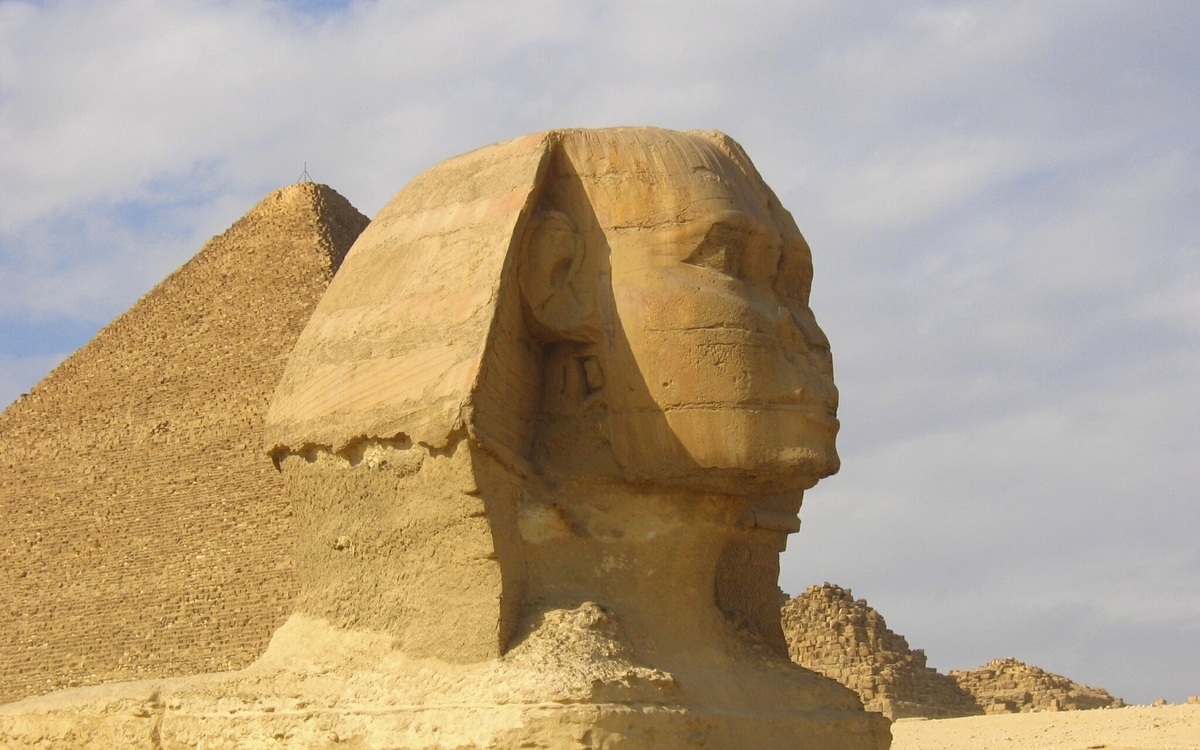 Sphinx vor den Pyramiden von Gizeh in Ägypten