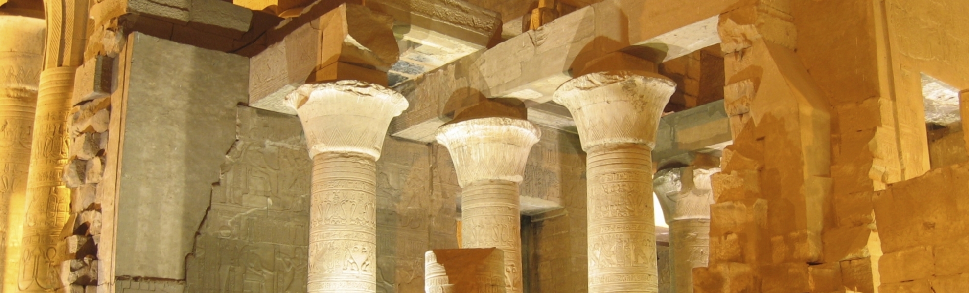 Doppeltempel von Kom Ombo beleuchtet bei Nacht in Ägypten