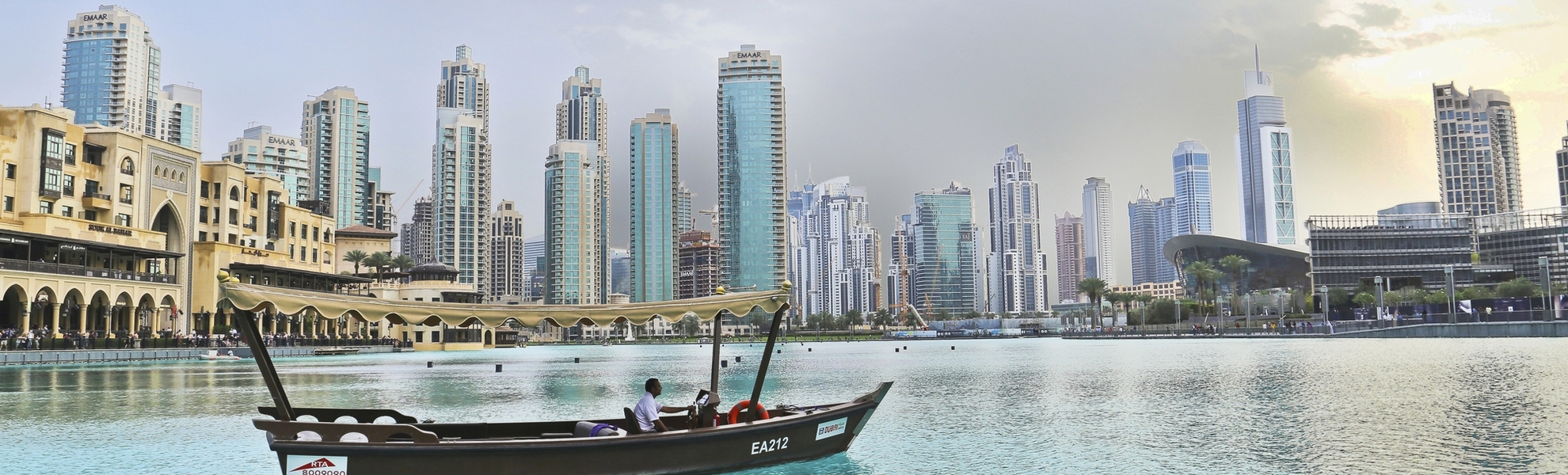 Boot im Vordergrund der Skyline Dubais, VAE