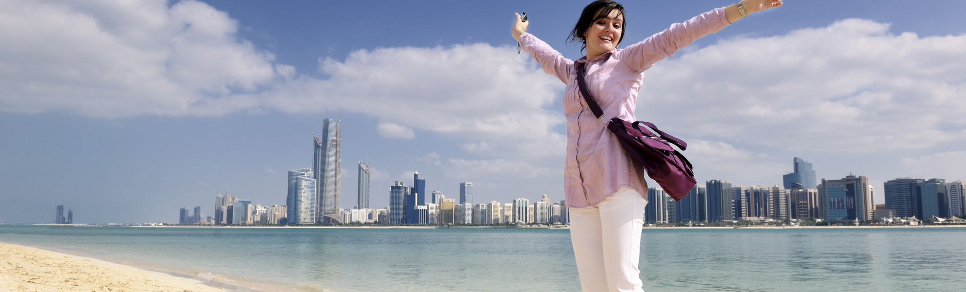 Frau am Strand von Dubai, V. A. Emirate