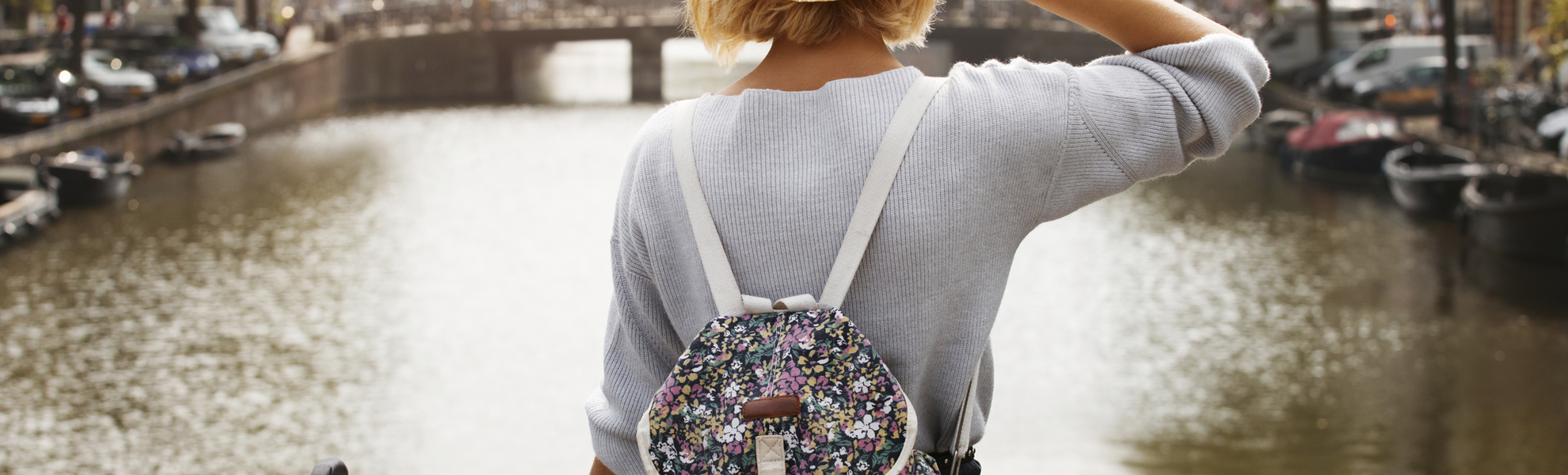 Frau am Kanal an einer Gracht in Amsterdam