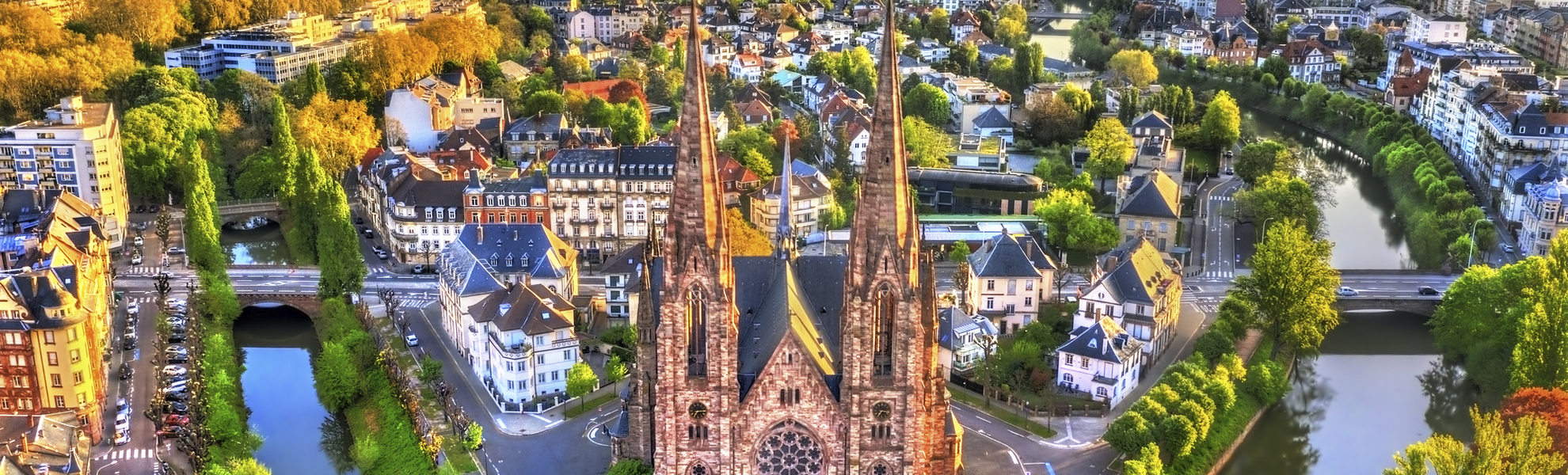 Luftbild der Pauluskirche in Strassburg, Frankreich