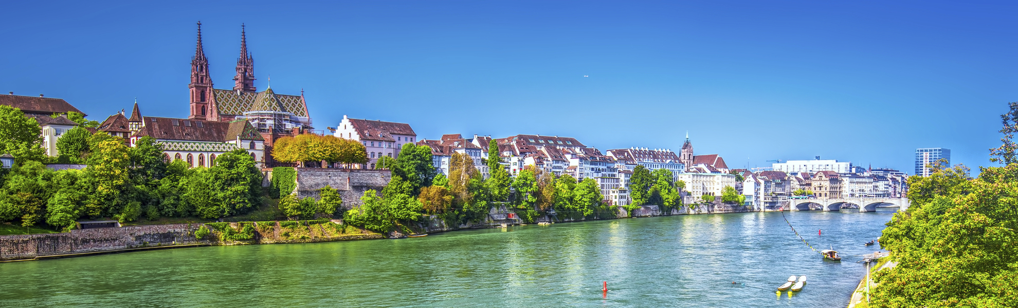 Skyline von Basel mit dem Rhein im Vordergrund