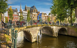 Brücke über eine Gracht in Amsterdam, Niederlande