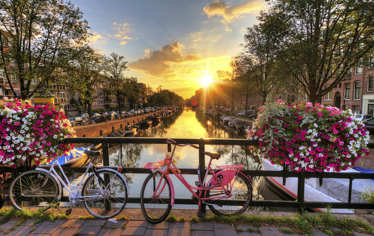 Sonnenuntergang in einer Gracht von Amsterdam, Niederlande