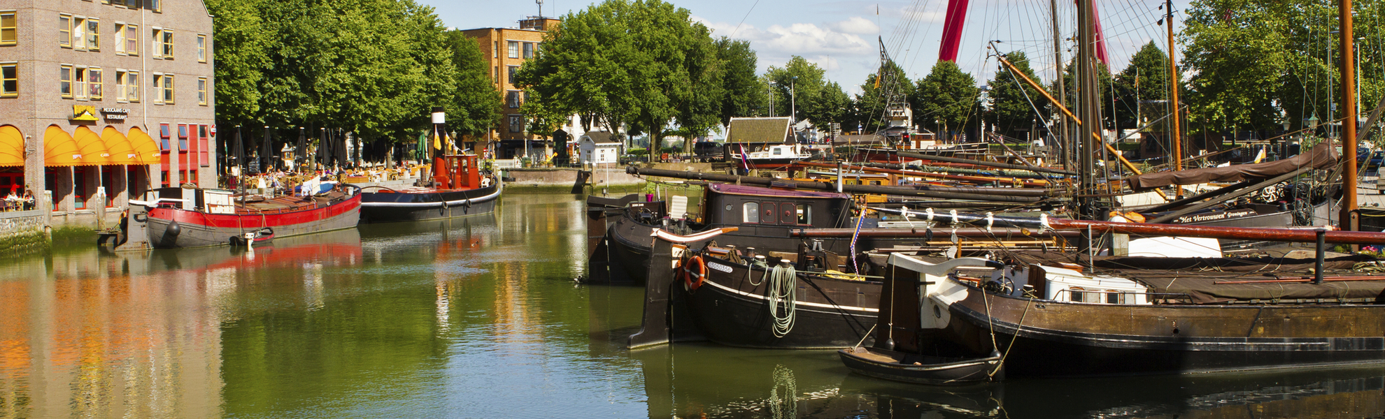 Alte Segelschiffe auf dem Gewaesser vor Rotterdam, Niederlande