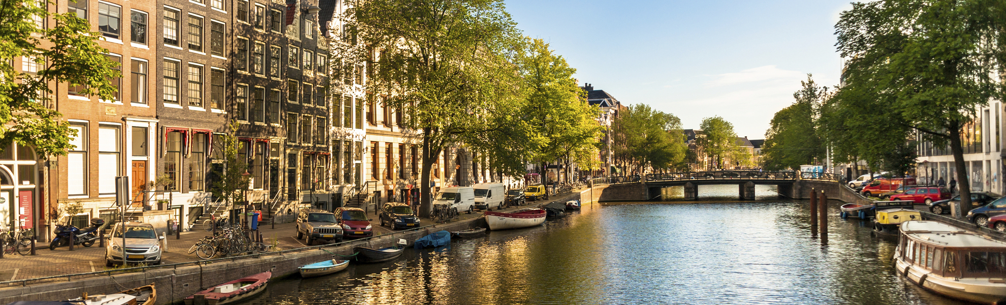 Sonnenschein in einer Gracht von Amsterdam, Niederlande