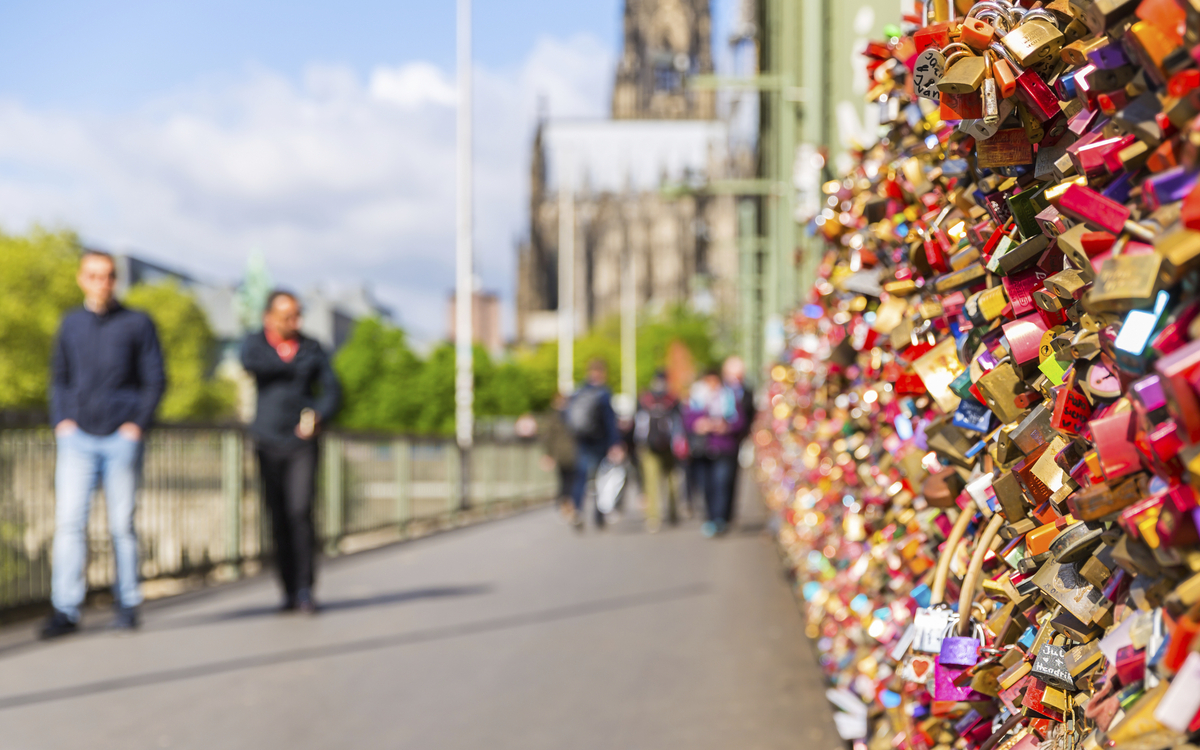 Hohenzollernbruecke mit Liebesschloessern in Koeln, Deutschland
