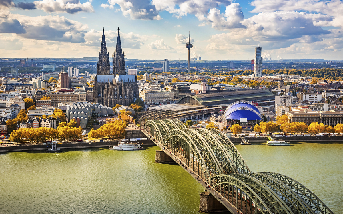 Hohenzollernbrücke und Dom in Köln am Rhein, Deutschland