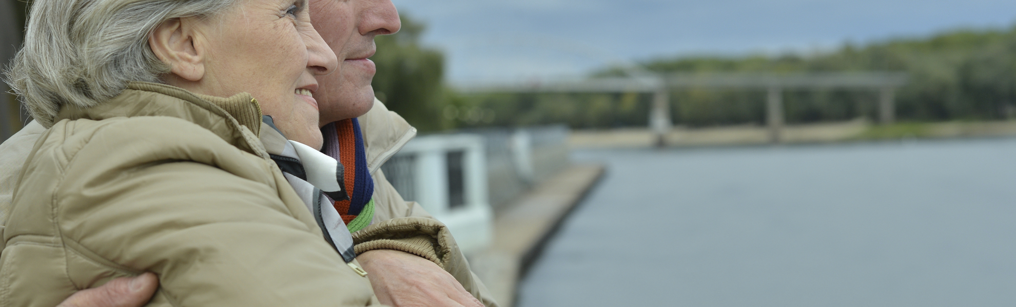 Senioren am Flussufer