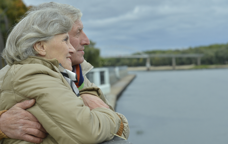 Senioren am Flussufer