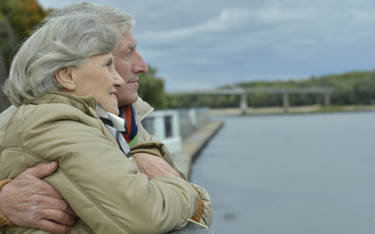 Senioren am Flussufer