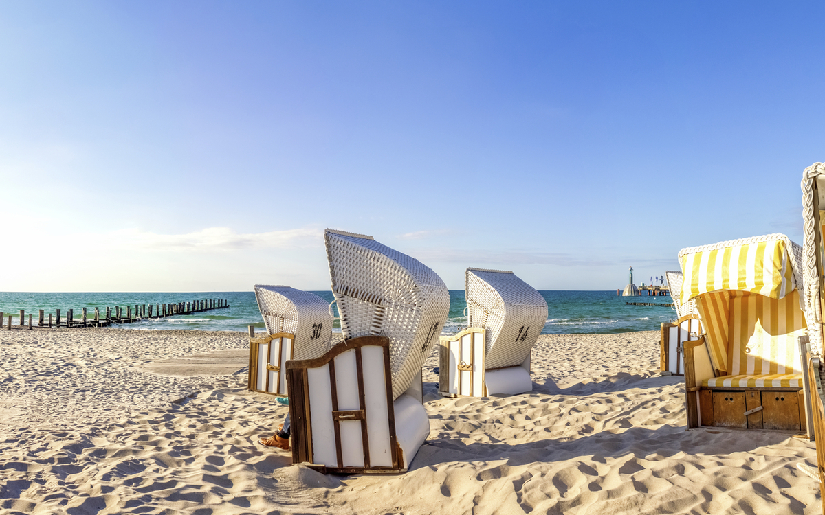 Strandkörbe am Strand von Zingst, Deutschland