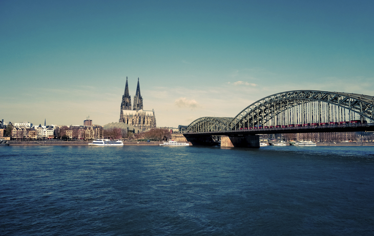 Hohenzollernbrücke und Dom in Köln am Rhein, Deutschland