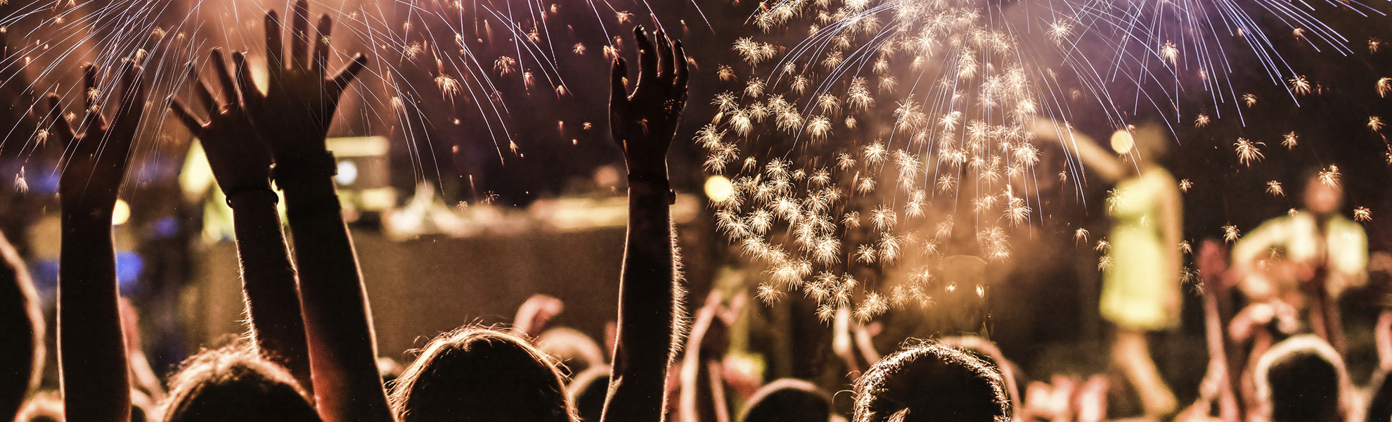 Menschen schauen Feuwerk an