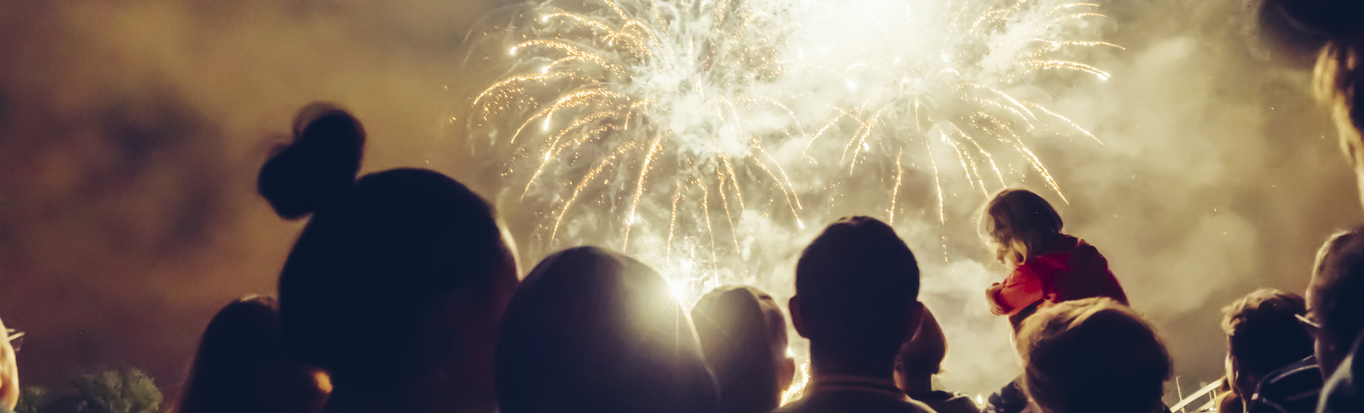 Menschen schauen Feuwerk an