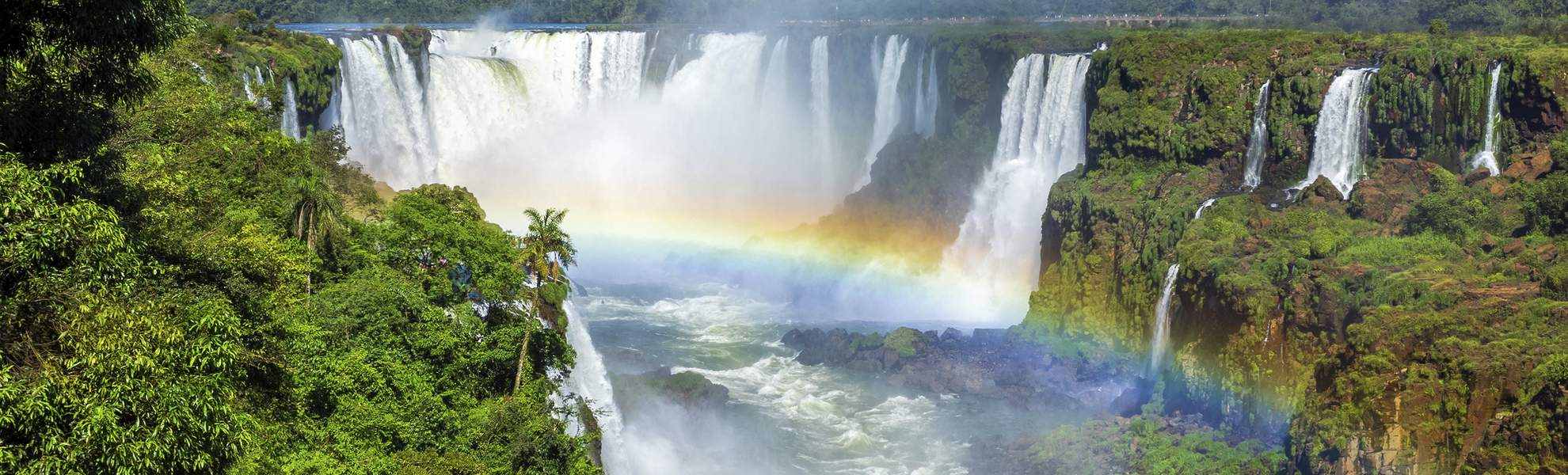Regenbogen vor den Iguazù-Wasserfällen in Argentinien