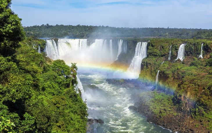 Regenbogen vor den Iguazù-Wasserfällen in Argentinien