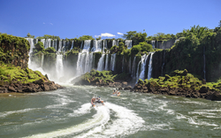 Iguazù-Wasserfälle an der Grenze zwischen Argentinien und  Brasilien