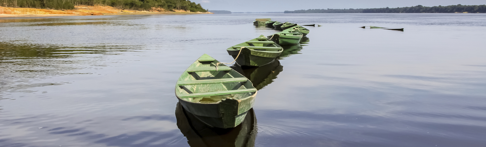 Boote auf dem Rio Negro in Brasilien