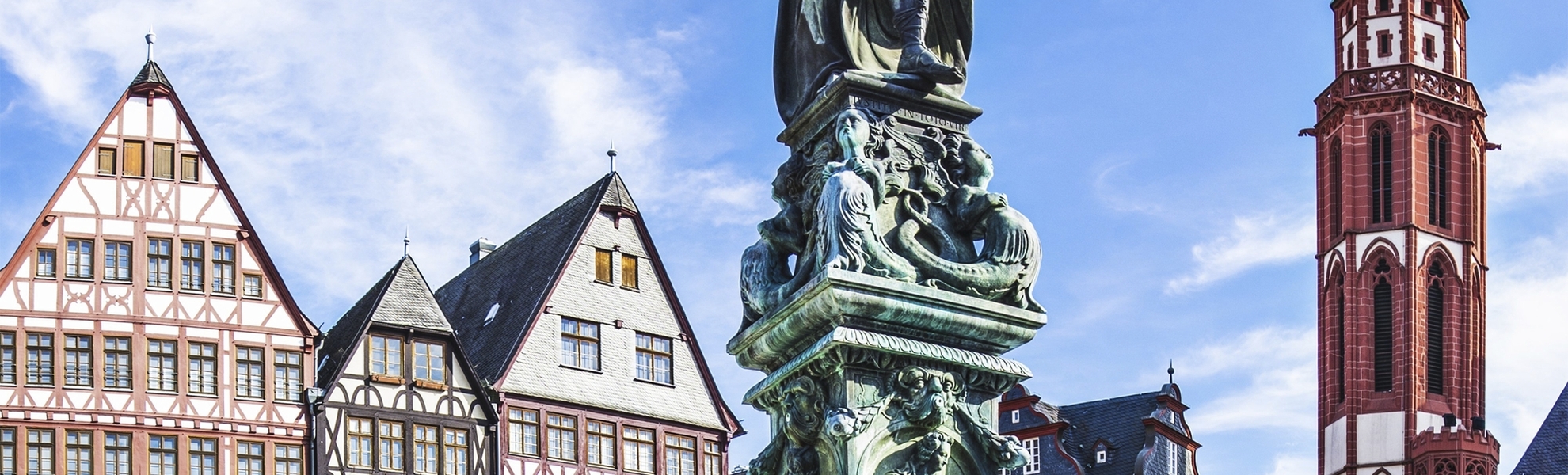 Rathausplatz mit Statue in Frankfurt am Main, Deutschland