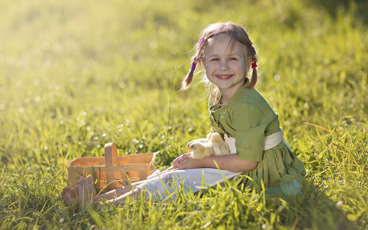 Mädchen in Blumenwiese