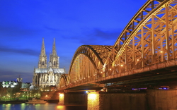 Hohenzollernbrücke und der Kölner Dom bei Nacht, Deutschland
