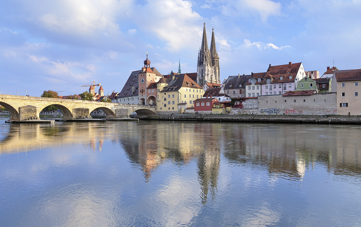 Dom von Regensburg spiegelt sich im Wasser der Donau, Deutschland