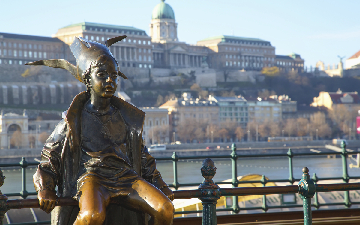 Statue of Boy Jester an der Donau in Budapest, Ungarn