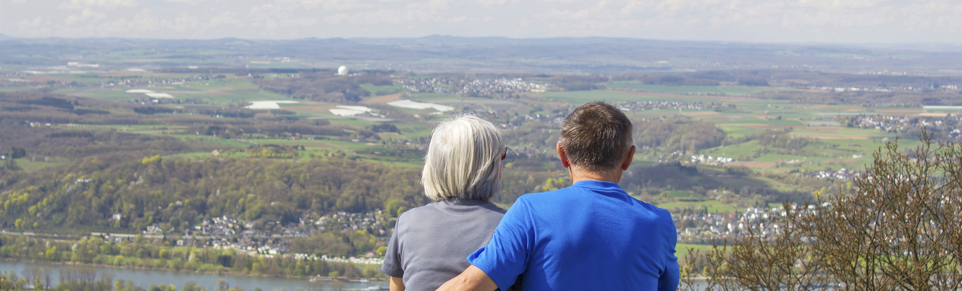 Paar mit Blick auf den Rhein