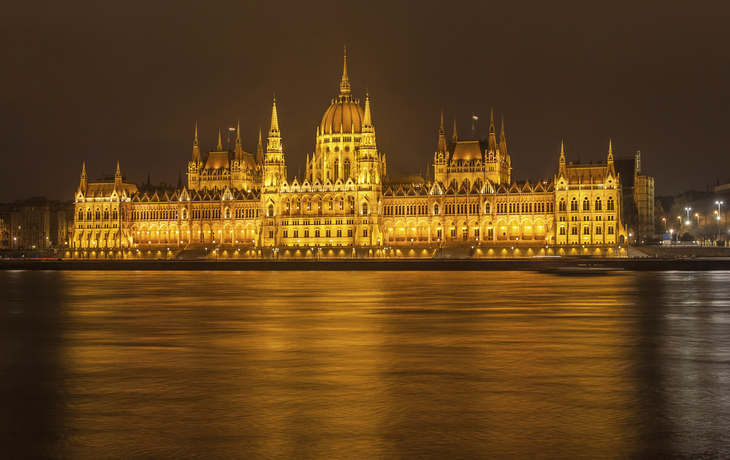 Parlament von Budapest bei Nacht, Ungarn