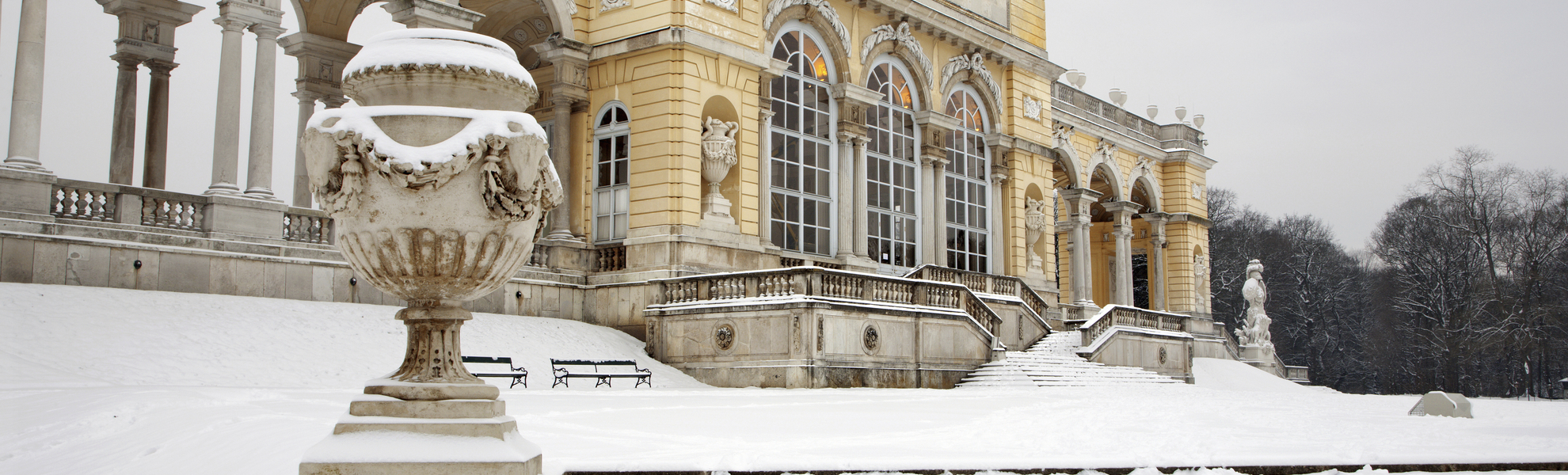 Verschneite Schloss Schoenbrunn in Wien, Oesterreich