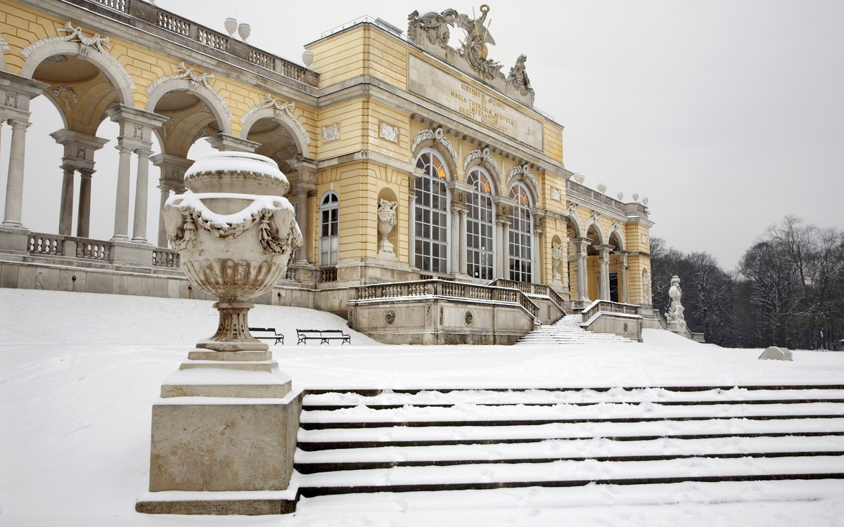Verschneite Schloss Schoenbrunn in Wien, Oesterreich